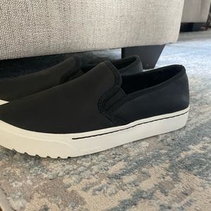 Black sorel slide on gym shoes